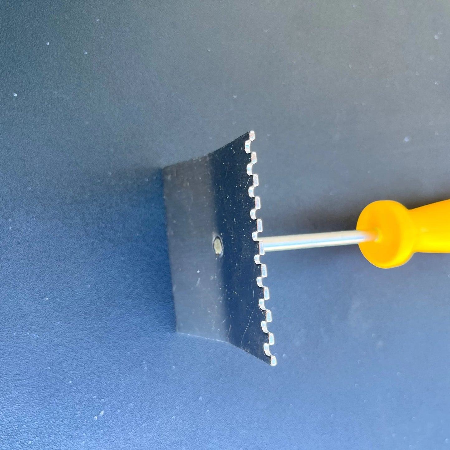 Queen Excluder Cleaner with Plastic Handle