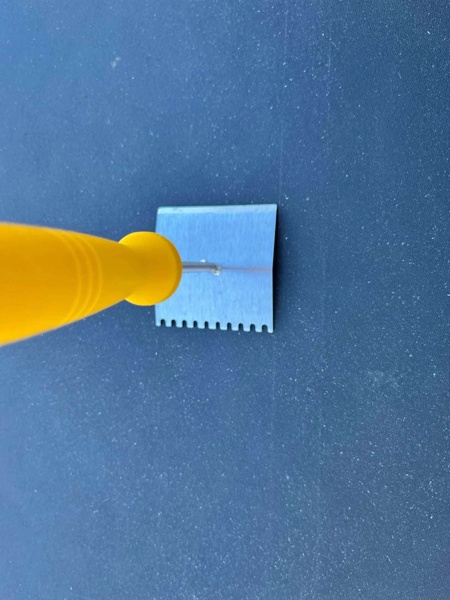 Queen Excluder Cleaner with Plastic Handle