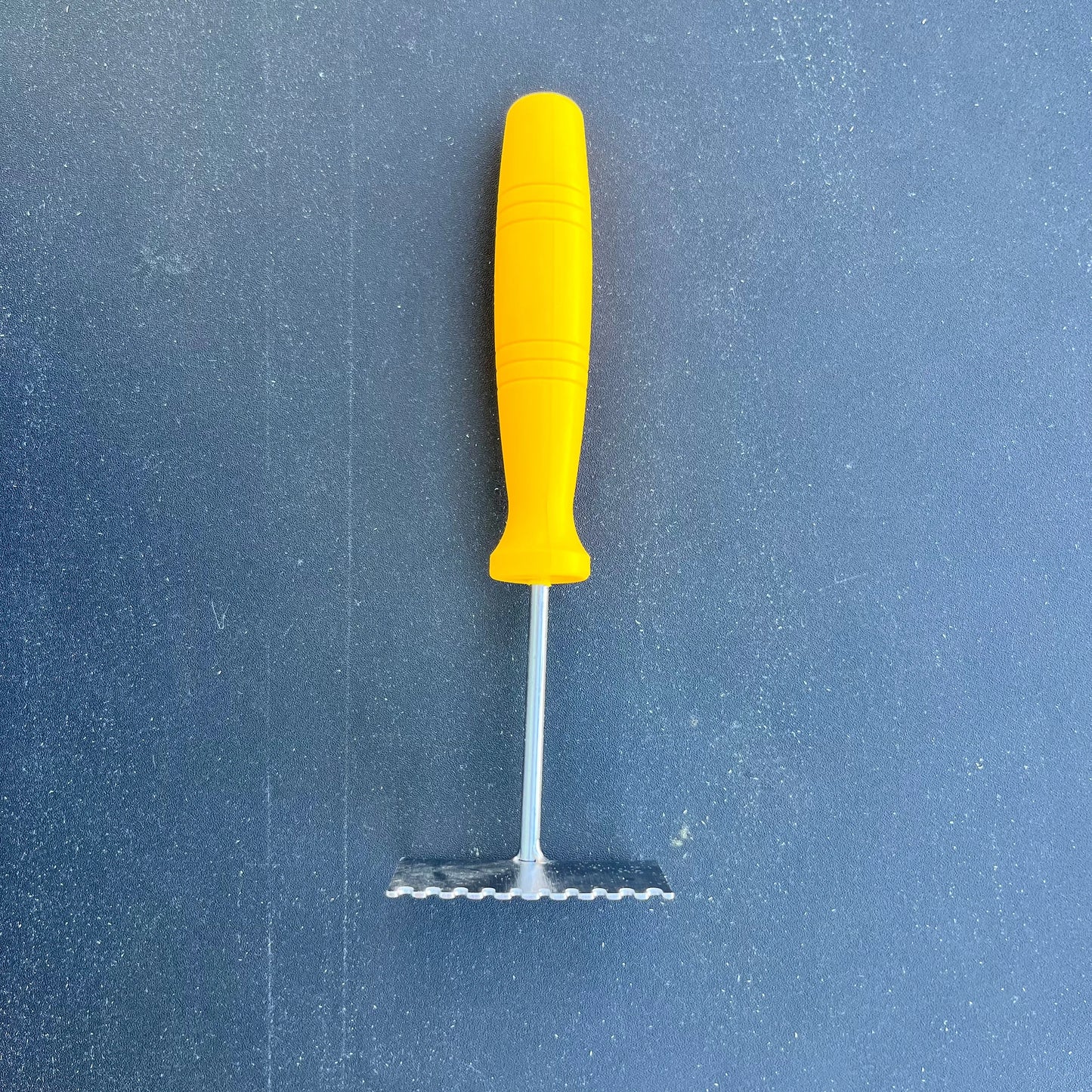 Queen Excluder Cleaner with Plastic Handle