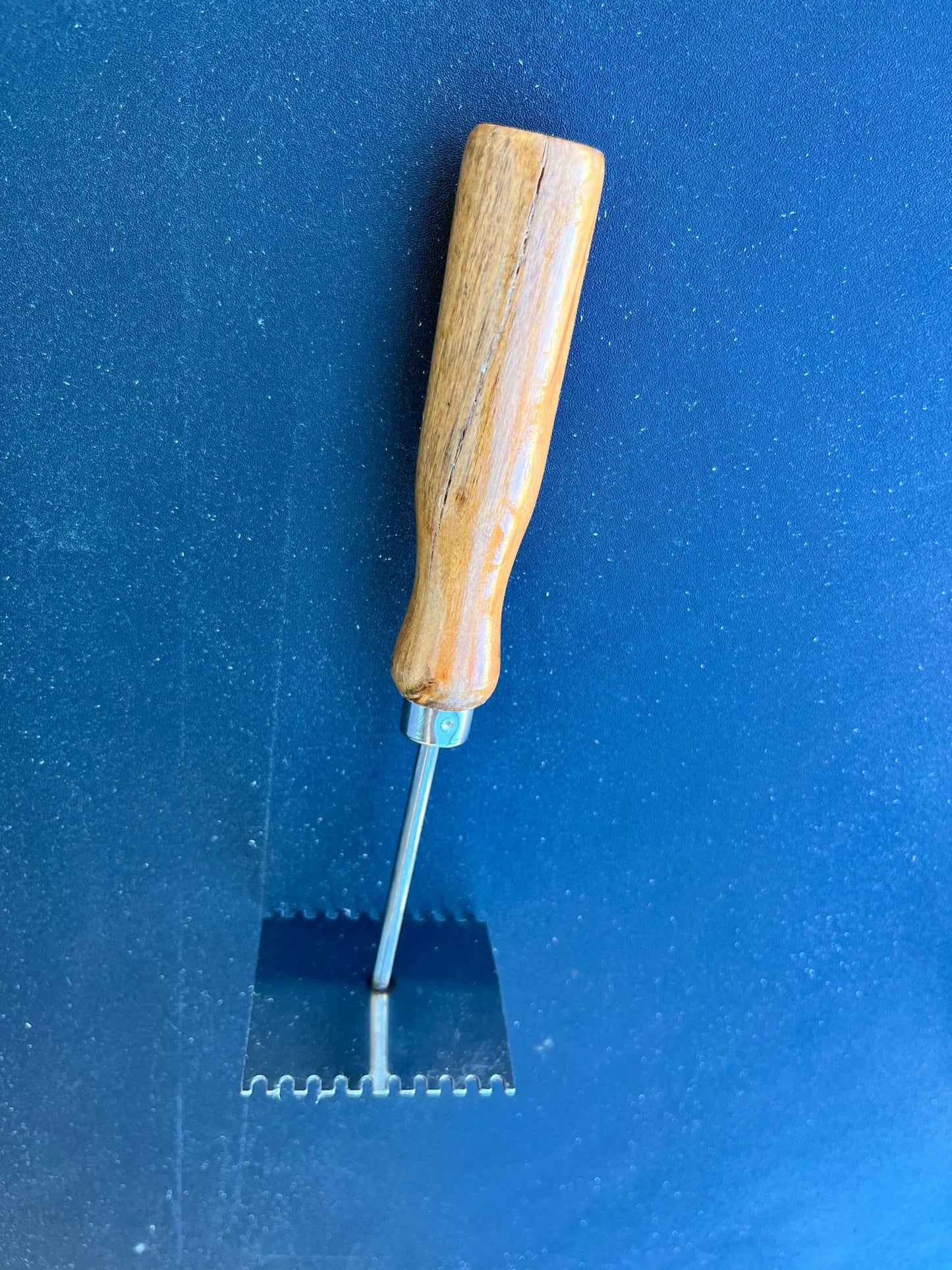 Queen Excluder Cleaner with Wooden Handle